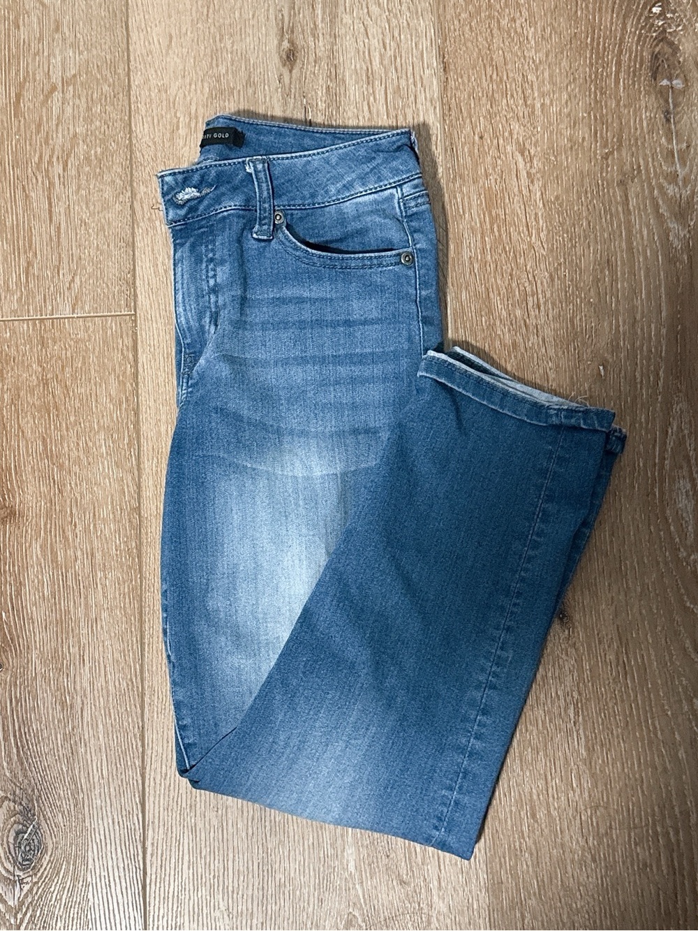 Women’s Straight Jeans in Faded Blue - Lightweight Everyday Denim